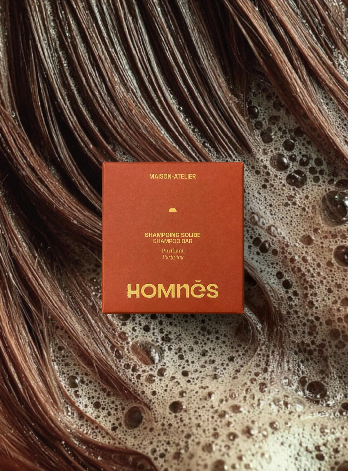 Shampoing Purifiant Homnès sur cheveux mouillés et mousse