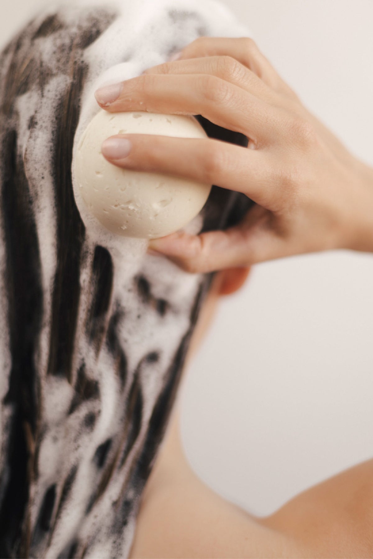 Mousse du shampoing solide Homnès dans la main