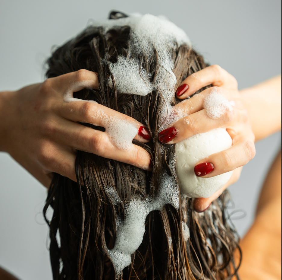 Homnès se laver les cheveux avec du savon ou du gel douche ?