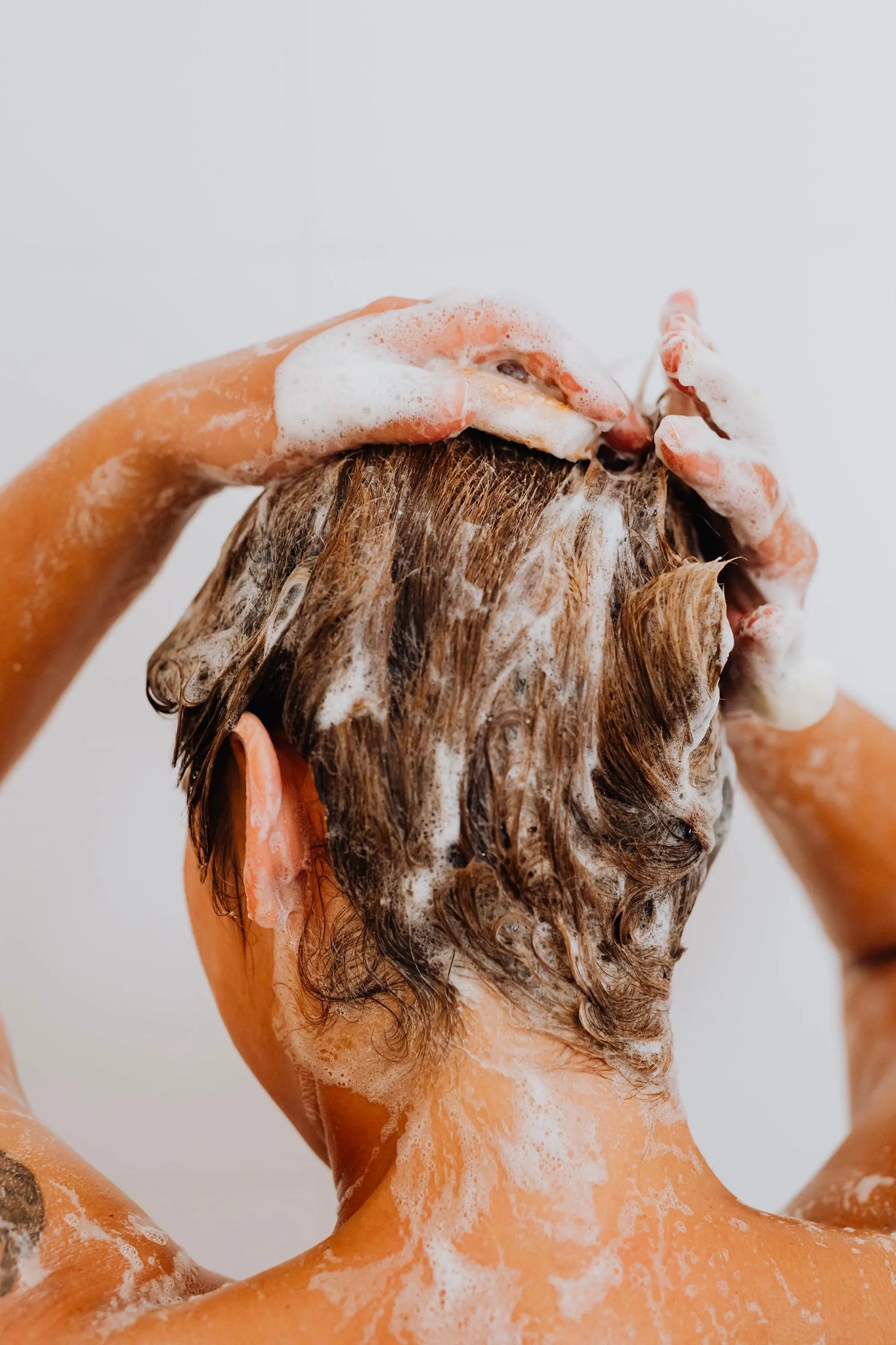 Homnès : Comment bien se laver les cheuveux avec des shampoings solides ?