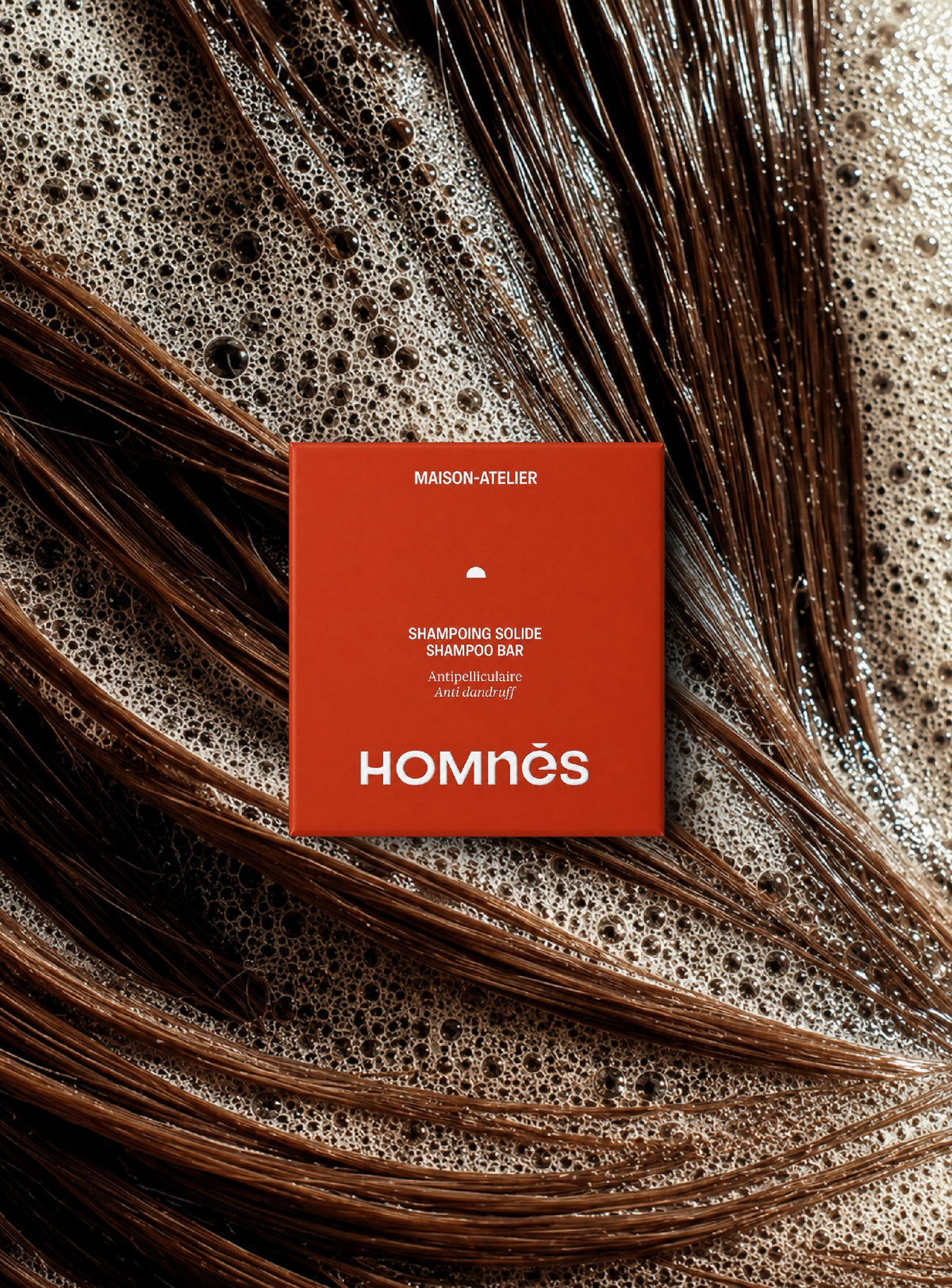 Shampoing Antipelliculaire Homnès sur cheveux et mousse