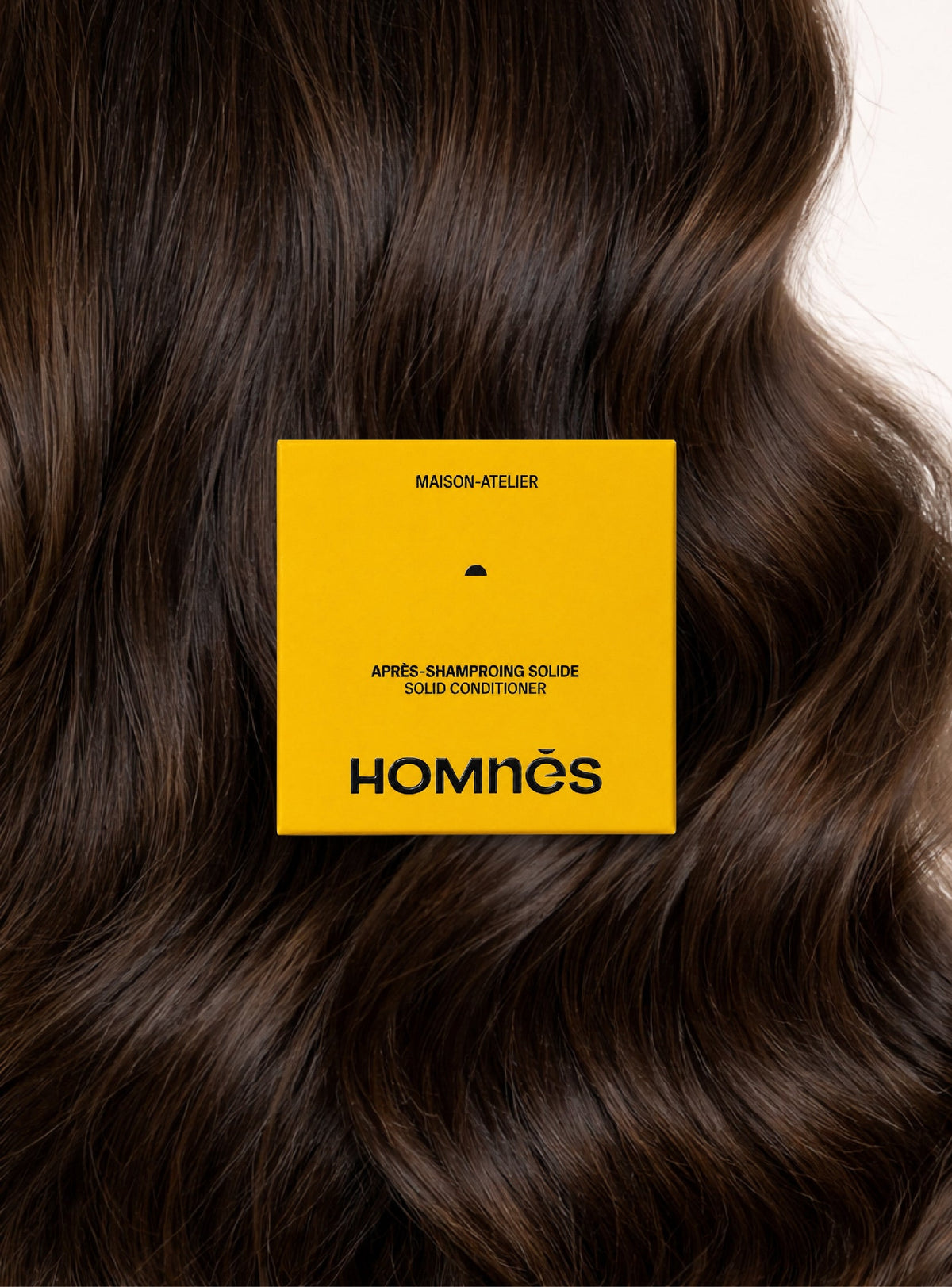 Après-shampoing solide Homnès sur cheveux bruns