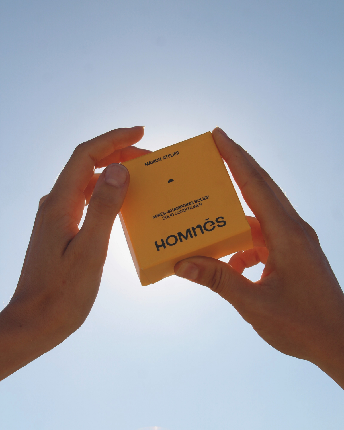 Homnès hair care routine lifestyle - solid conditioner