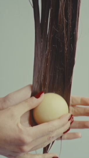 Démonstration vidéo : utilisation de l'après-shampoing solide démêlant Homnès