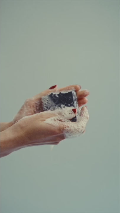 Vidéo savon artisanal noir charbon actif